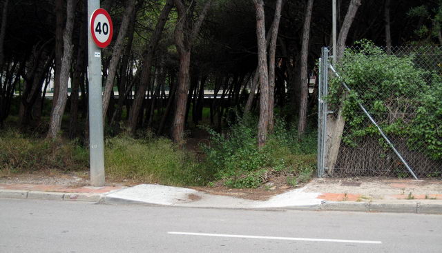 Mejora realizada por el Ayuntamiento de Gav en la acera montaa de la avenida de Europa de Gav Mar para minimizar las inundaciones (8 de Junio de 2009)