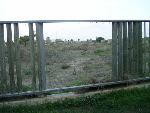 Tanca trencada de la parcel·la municipal a Gavà Mar on s'ha de construir l'Escola Gav Mar (Any 2006)