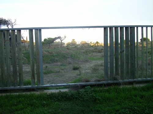Tanca trencada de la parcel·la municipal a Gavà Mar on s'ha de construir l'Escola Gav Mar (Any 2006)