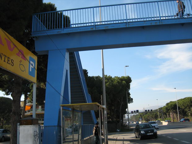 Pont de la Pava de Gavà Mar, impossible d'utilitzar per a les persones de mobilitat reduïda (Febrer de 2008)