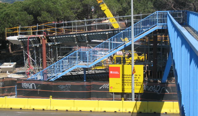 Imatge de les obres de millora del pont de la Pava de Gavà Mar (11 d'Abril de 2009)