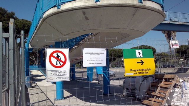 Imatge de les rampes del pont de la Pava de Gavà Mar tancades per dur-hi a terme obres de manteniment (14 d'Abril de 2013)