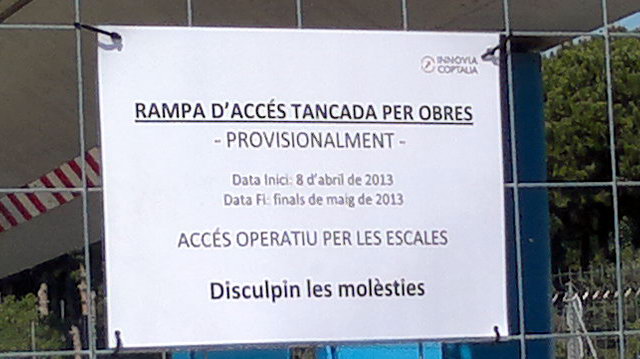 Cartell de les obres de manteniment de les rampes del pont de la Pava de Gavà Mar (14 d'Abril de 2013)