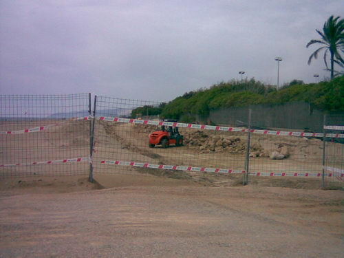 Obres de construcció del nou tram del passeig marítim de Gavà Mar aturades (imatge del 15 de març de 2008)
