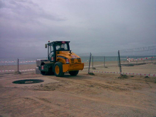 Obres de construcció del nou tram del passeig marítim de Gavà Mar aturades (imatge del 15 de març de 2008)