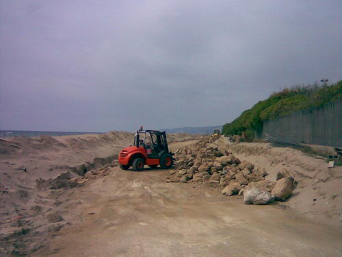 Obras de construcción del nuevo tramo del paseo marítimo de Gavà Mar paradas (imagen del 15 de marzo de 2008)