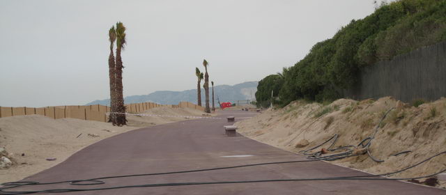 Obres de construcció del nou tram del passeig marítim de Gavà Mar entre els carrers Palafrugell i Salou