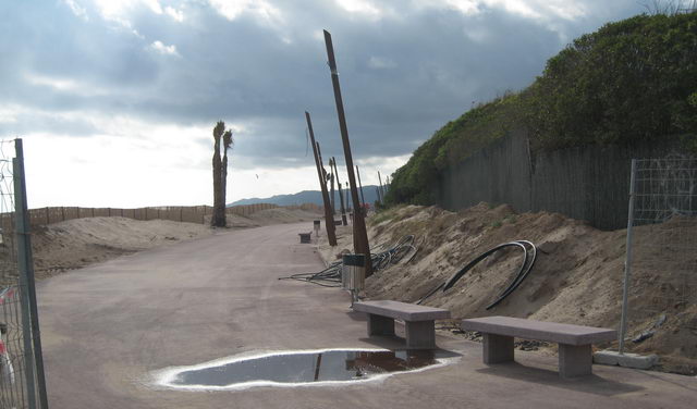 Obres de construcció del nou tram del passeig marítim de Gavà Mar entre els carrers Palafrugell i Salou (23 d'Agost de 2008)