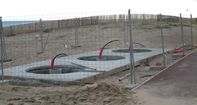 Obres de construcció de les dutxes del nou tram del passeig marítim de Gavà Mar entre els carrers Palafrugell i Salou (23 d'Agost de 2008)