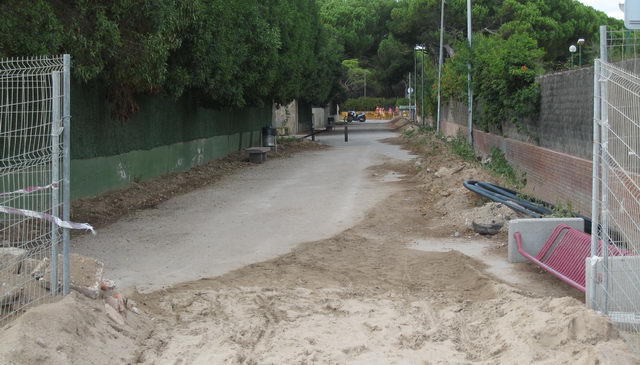 Obres de construcció del nou tram del passeig marítim de Gavà Mar entre els carrers Palafrugell i Salou en el seu encreuament amb el carrer de Sant Feliu (23 d'Agost de 2008)