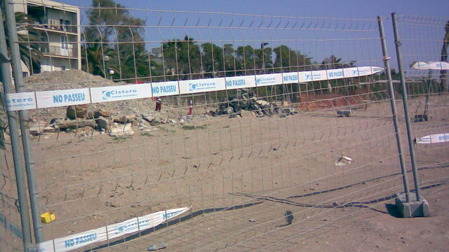 Restes de les obres aturades del passeig martim de Gav Mar acumulades i encerclades per tanques (15 de mar de 2009)