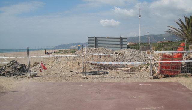 Restes de les obres aturades del passeig martim de Gav Mar acumulades i encerclades per tanques (21 de mar de 2009)