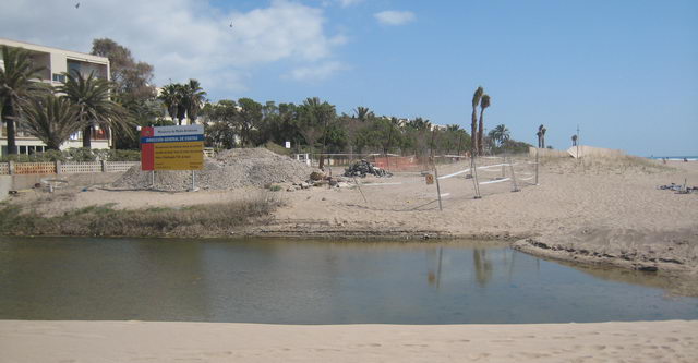 Restos de las obras detenidas del paseo martimo de Gav Mar acumuladas y rodeadas de vallas (21 de marzo de 2009)