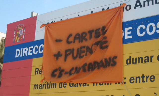 Pancarta de C's de Gav reclamant la construcci del pont sobre la Riera dels Canyars del passeig marítim de Gavà Mar (6 d'Abril de 2009)