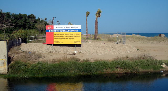 Restes de les obres aturades del passeig martim de Gav Mar al costat de la Riera dels Canyars (17 de Juny de 2009)