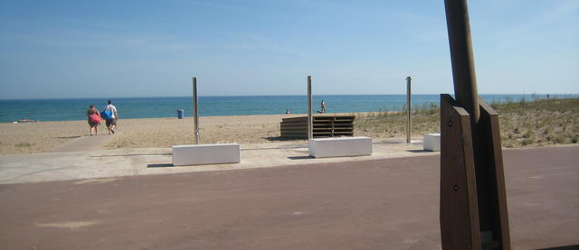 Dutxes del nou tram del passeig martim de Gav Mar posades en servei desprs d'una actuaci de l'Ajuntament de Gav (17 de Juny de 2009)