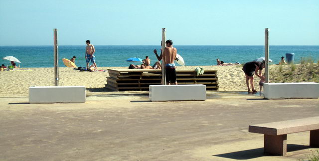 Dutxes del nou tram del passeig martim de Gav Mar posades en servei desprs d'una actuaci de l'Ajuntament de Gav (17 de Juny de 2009)