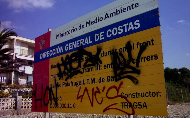 Cartel de las obras de construccin del nuevo tramo del paseo martimo en Gav Mar en estado lamentable (10 de Octubre de 2009)