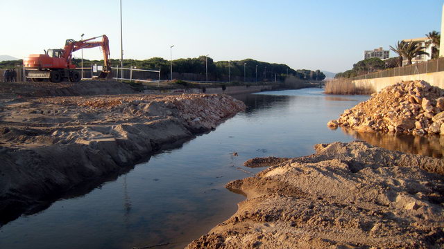 Obres de construcci del pont del passeig martim a Gav Mar sobre la Riera dels Canyars (14 de Mar de 2010)