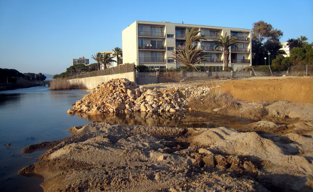 Obras de construccin del puente del paseo martimo en Gav Mar sobre la Riera dels Canyars (14 de Marzo de 2010)