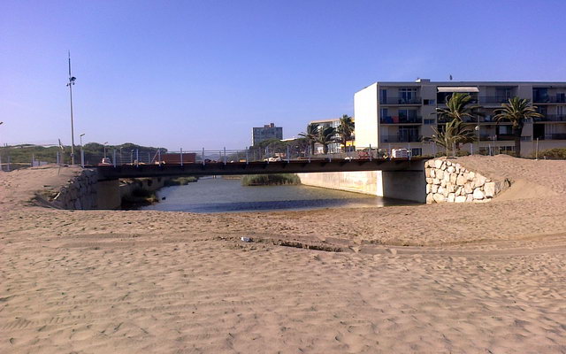 Estat de les obres de construcci del nou pont del passeig martim de Gav Mar sobre la Riera dels Canyars (27 de Juliol de 2010)