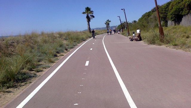 Carril bici pintat en el nou tram del passeig martim de Gav Mar entre Central Mar i la Riera dels Canyars (19 de Setembre de 2010)