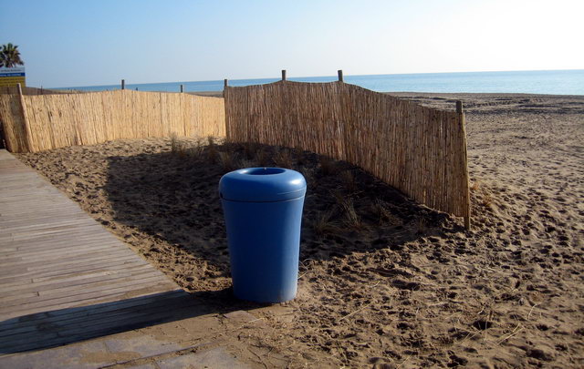 Valla de caas instalada por el Ayuntamiento de Gav al lado del nuevo puente sobre la Riera dels Canyars para mejorar su seguretat (2 de Gener de 2011)