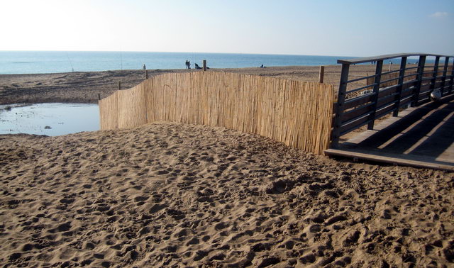 Valla de caas instalada por el Ayuntamiento de Gav al lado del nuevo puente sobre la Riera dels Canyars para mejorar su seguretat (2 de Gener de 2011)