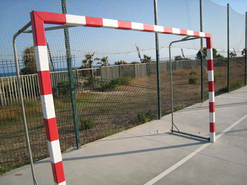 Porteria sense xarxes i tanca trencada a la pista esportiva del Centre Cívic de Gavà Mar (Juny de 2007)