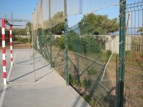 Porteria sense xarxes i tanca trencada a la pista esportiva del Centre Cívic de Gavà Mar (Juny de 2007)