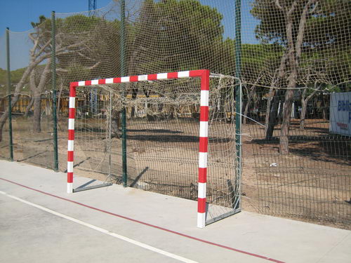 Porteria amb xarxes trencades i tanques trencades a la pista esportiva del Centre Cívic de Gavà Mar (Agost de 2007)