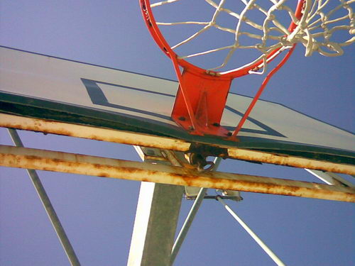 Cistella de bàsquet de la pista esportiva del Centre Cívic de Gavà Mar en mal estat (20 de Març de 2008)