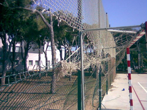 Porteria amb xarxes trencades i tanques trencades a la pista esportiva del Centre Cívic de Gavà Mar (20 de Març de 2008)