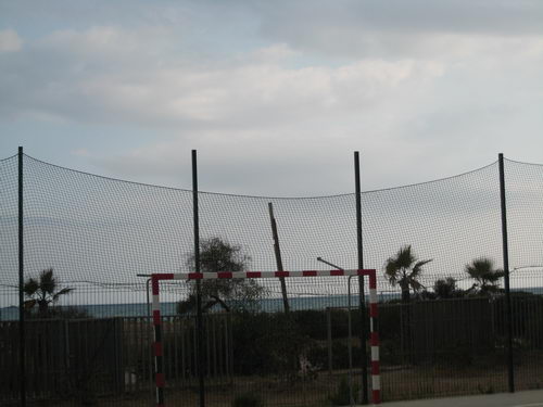 Tanca arreglada a la pista esportiva del Centre Cívic de Gavà Mar però amb una xarxa que ha quedat despenjada (20 de setembre de 2008)