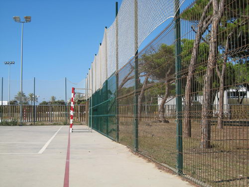 Tanca arreglada a la pista esportiva del Centre Cívic de Gavà Mar (27 de setembre de 2008)