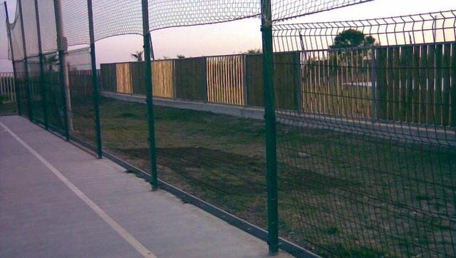 Vallas rotas en la pista deportiva del Centro Cívico de Gavà Mar (14 de Marzo de 2009)