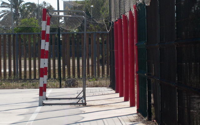 Vallas retiradas por el Ayuntamiento de Gav detrs de una portera (lado montaa) de la pista deportiva del Centro Cívico de Gavà Mar (1 de Junio de 2009)