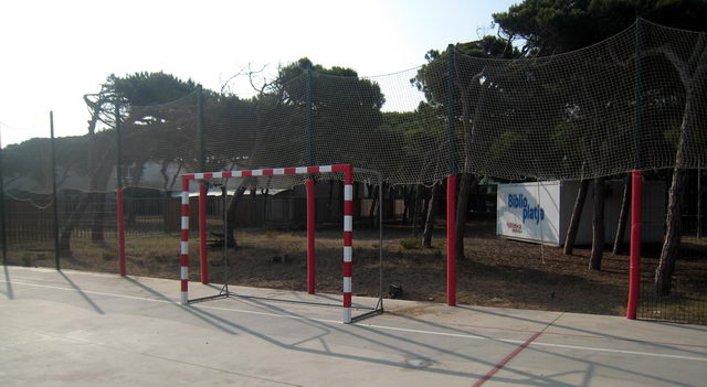 Vallas retiradas por el Ayuntamiento de Gav detrs de una portera (lado montaa) de la pista deportiva del Centro Cívico de Gavà Mar (5 de Junio de 2009)