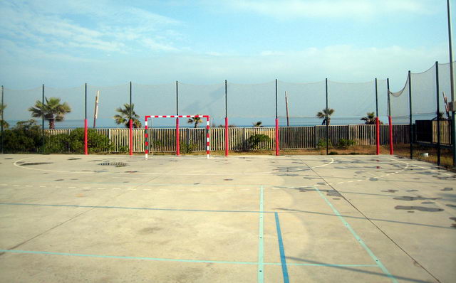 Vallas retiradas por el Ayuntamiento de Gav detrs de una portera (lado mar) de la pista deportiva del Centro Cívico de Gavà Mar (5 de Junio de 2009)