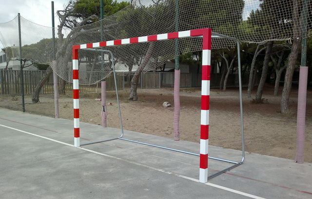 Nova porteria installada a la pista esportiva del Centre Cvic de Gav Mar (28 d'Agost de 2012)