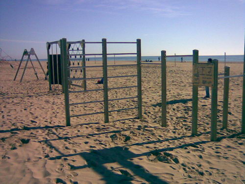 Elements esportius per a la pràctica individual instal·lats a la platja de Gavà Mar a l'alada de la Taverna del Mar (Gener de 2008)