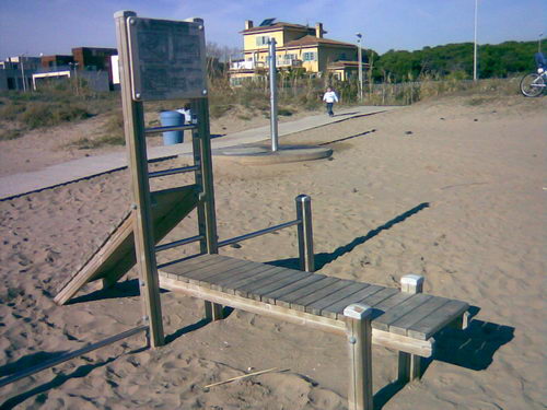 Elements esportius per a la pràctica individual instal·lats a la platja de Gavà Mar a l'alada de la Taverna del Mar (Gener de 2008)