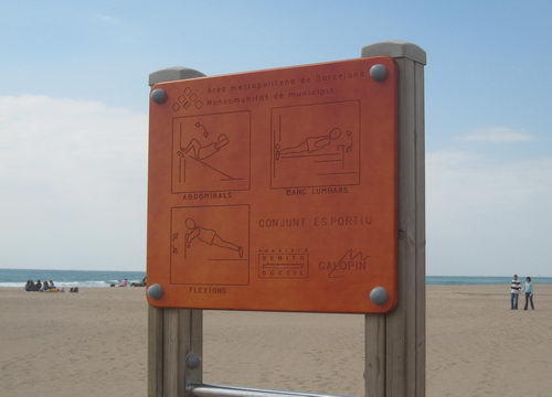 Cartel renovado de la zona de deportes individuales de la playa de Gav Mar ubicada a la altura de la Taverna del Mar (21 de marzo de 2009)