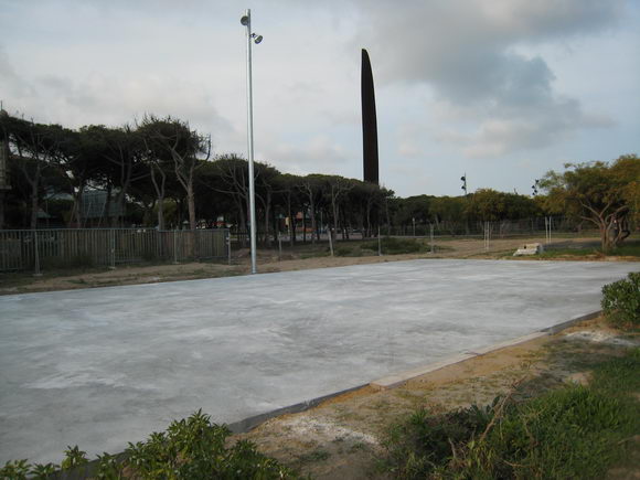 La base de la pista d'SKATE de Gavà Mar ja està fet i els fanals instal·lats (Abril de 2007)