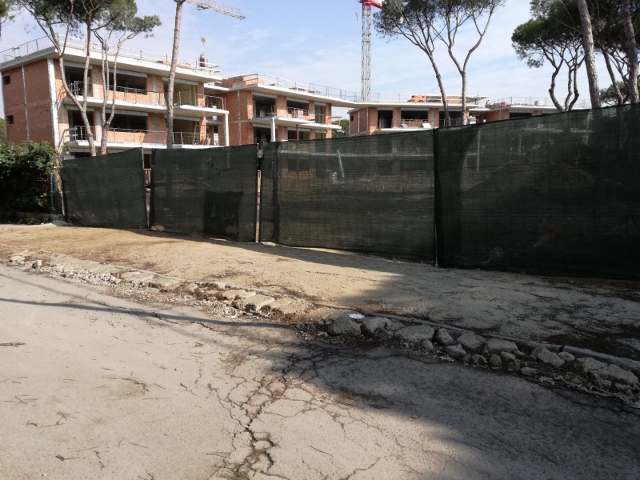 Tram de vorera del carrer d'Arenys de Gavà Mar arrassat per les obres de construcci d'un edifici (20 de Febrer de 2018)
