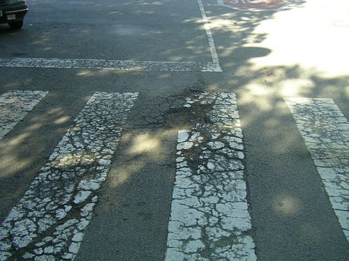 Estat lamentable de l'asfalt del carrer de L'Escala de Gavà Mar