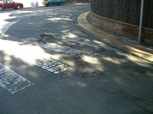 Estado lamentable del asfalto de la calle de L'Escala de Gavà Mar