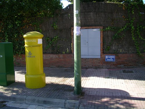 Bústia situada a l'encreuament del carrer Premià i l'avinguda Europa de Gavà Mar