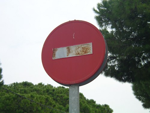 Seal oxidada en el cruce de las calles Palafrugell y Cunit de Gav Mar (Noviembre de 2006)