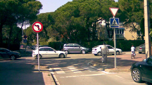 Imatge del carrer Cunit de Gav Mar en el seu encreuament amb el carrer de Palafrugell on a l'esquerra es pot veure la nova senyal de 'prohibit girar a l'esquerra' i el nou pal que la suporta  (15 de Mar de 2009)